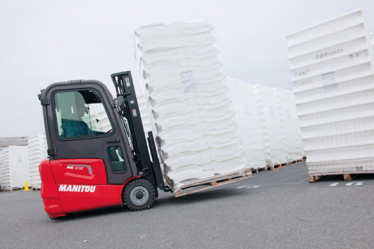 Montacargas triciclo eléctrico MANITOU ME315